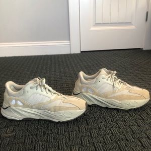 Yeezy 700 analog - pre owned  -good condition 10.5